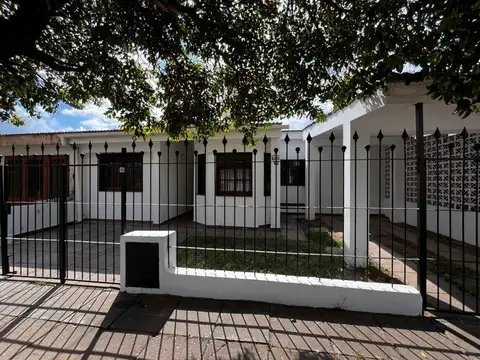 VENTA CASA LOS ROBLES 5 DORMITORIOS APTA CREDITO