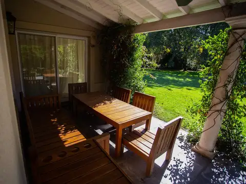 Casa en Alquiler con 2 cocheras