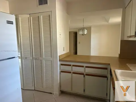 12524 Shoreline