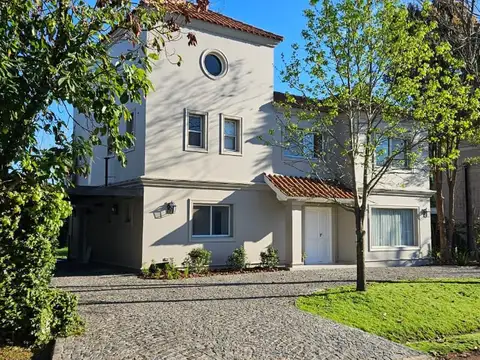 Alquiler Anual - Espectacular Casa en 2 Plantas 230 m Cub Reciclada a Nuevo Como a Estrenar -