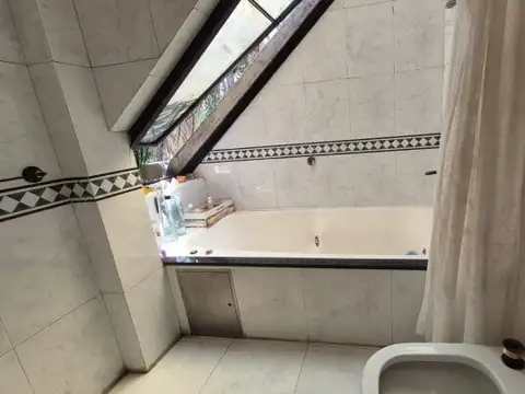 VILLA DEVOTO-Casa a Refaccionar TRÍPLEX CON JARDÍN, TERRAZA Y 3 COCHERAS