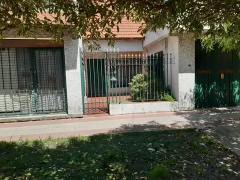 EXCELENTE LOTE CON VIVIENDA EN BUEN ESTADO EN ZONA COMERCIAL