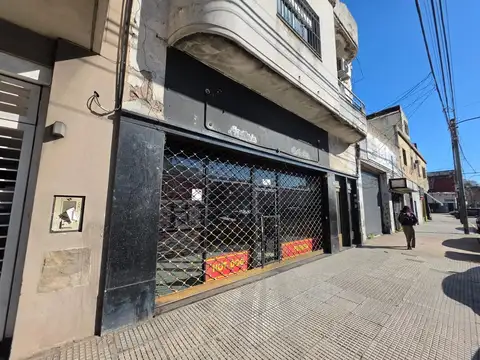 Local 6 metros de frente sobre vereda de Importante Colegio