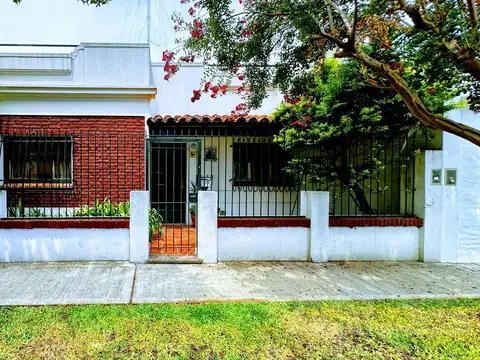 Casa 3 amb en Morón con parque, terraza y precio único, oportunidad de mercado   opción lote lindero