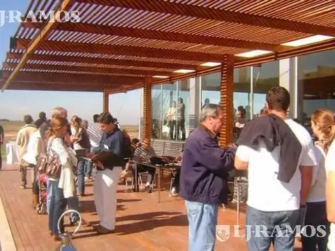 Casa en Alquiler con 4 cocheras