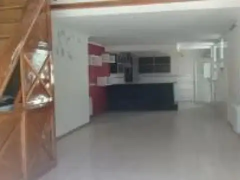 Casa 7 ambientes con 2 baños