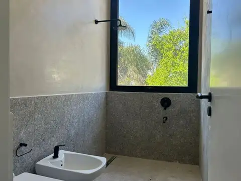 Casa en Alquiler con 2 cocheras