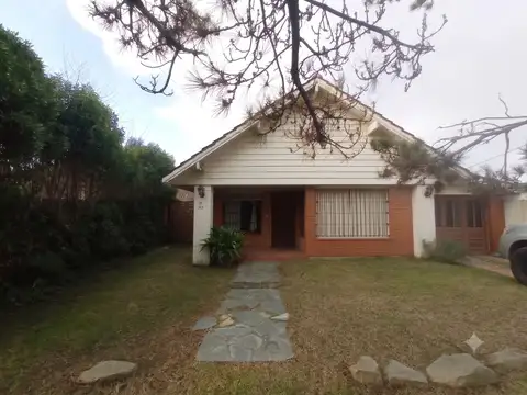 BLOCK: CASA 4 AMB. C/PARQUE + DEPTO. CERCA DEL MAR