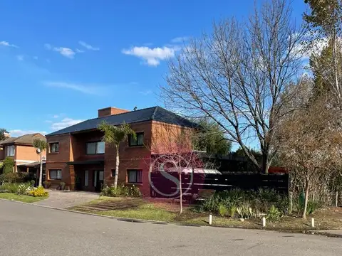 Casa en Venta con 2 cocheras