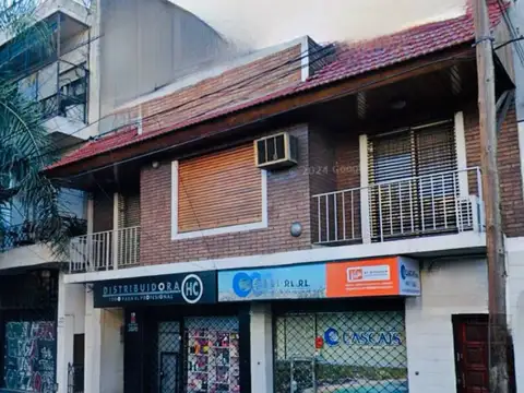 *PROPIEDAD COMPUESTA POR 5 UNIDADES FUNCIONALES: 2 LOCALES EN P.B. AL FRENTE, 2 DEPTOS. POR PASILLO AL CONTRAFRENTE Y 1 CASA EN 1º PISO *VENTA EN BLOCK *VENTA DIRECTA