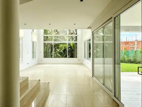 Casa 7 ambientes con 4 baños