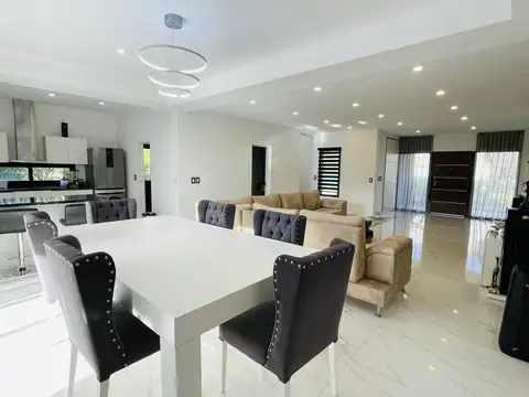 Casa en Venta con 4 cocheras