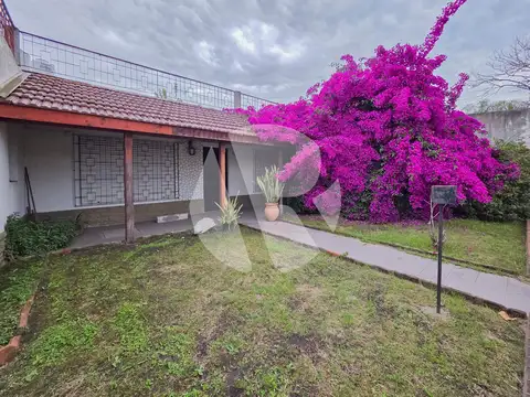 Casa de 5 ambientes con cochera en Castelar Sur