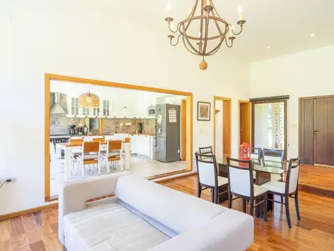 Casa en Alquiler con 2 cocheras
