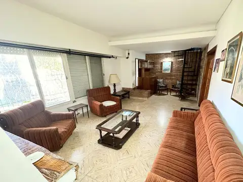 Amplia casa en Lomas de Alberdi