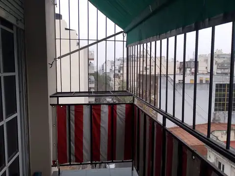 Departamento 3 amb. con Balcón al frente - Flores