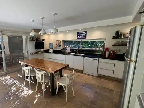 Casa en Alquiler con 2 cocheras