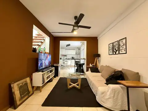 CASA DE PASILLO TIPO DUPLEX - DOS DORMITORIOS