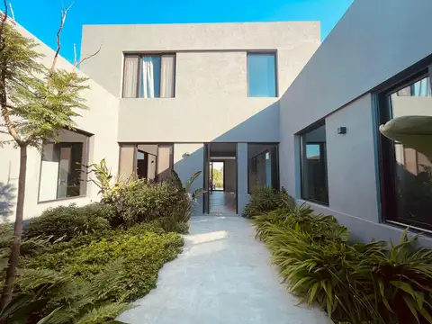 Casa en La Calesa sobre golf y laguna - Urdapilleta Propiedades
