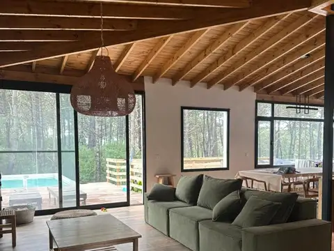 Casa en Alquiler con 4 cocheras