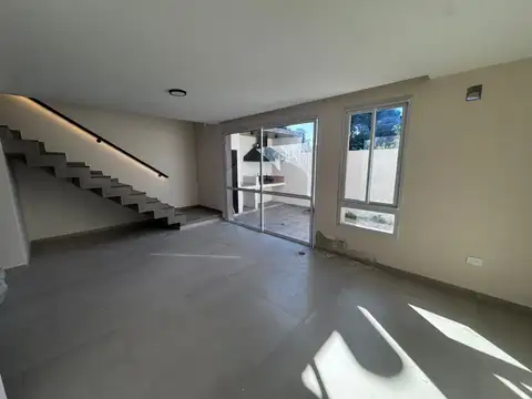 Casa en Alquiler con 2 cocheras
