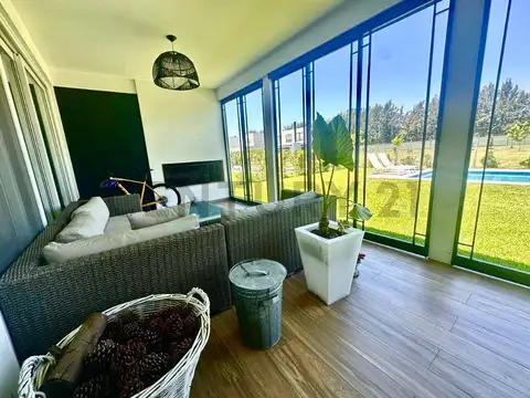 Casa en Alquiler con 2 cocheras