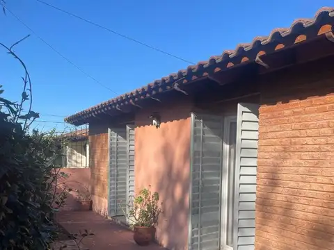 CASA DE 5 AMBIENTES, 3 HABITACIONES, PARQUE. IMPECABLE