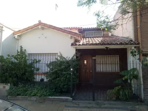 Casa en alquiler en Martinez 4 ambientes, con patio. Cerca de Avenida y 2 cuadras de la Plaza.