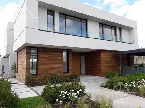 Casa 5 ambientes con 4 baños