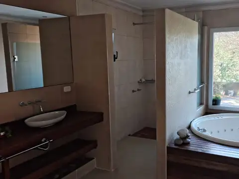 Casa 5 ambientes con 4 baños