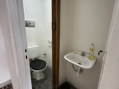 LOCAL CON VIDRIERA, CON BAÑO A 30 MTS DE AV. ALBERDI EXCELENTE