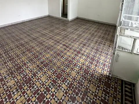 LOCAL CON VIDRIERA, CON BAÑO A 30 MTS DE AV. ALBERDI EXCELENTE