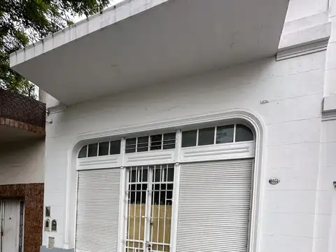LOCAL CON VIDRIERA, CON BAÑO A 30 MTS DE AV. ALBERDI EXCELENTE