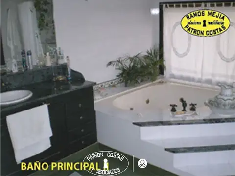 Casa en Venta con 2 cocheras