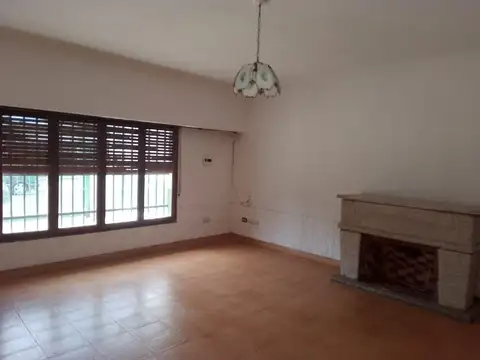 Casa en Alquiler con 2 cocheras