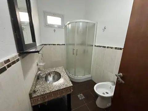Casa 7 ambientes con 1 baño