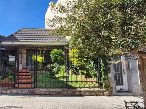 VENTA CASA LOTE PROPIO A REFAC. EN BOEDO  PERMUTA