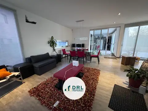 Casa en Venta con 3 cocheras