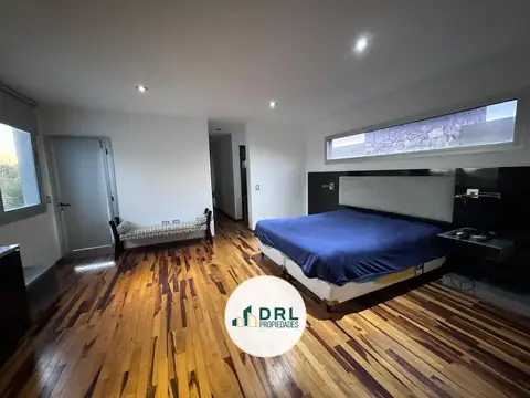 Casa en Venta con 3 cocheras