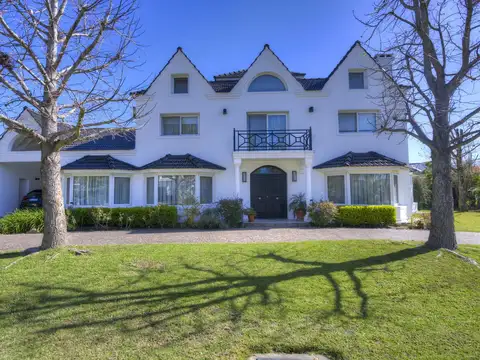 Casa de 5 ambientes en Mayling Country Club | Amplios ambientes y gran jardín con pileta