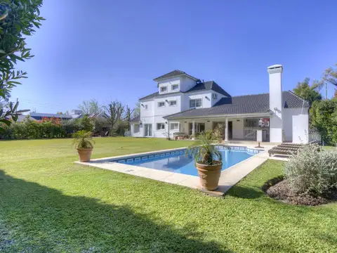 Casa en Venta con 3 cocheras