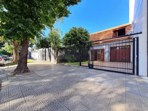 Casa de 3 dormitorios con parque en La Plata (casco)