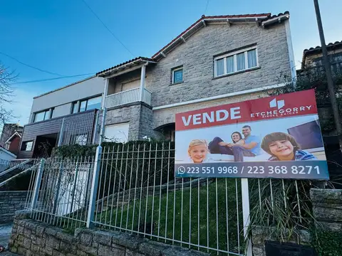 Casa en Alberti 900 de 8 ambientes con garage y jardin