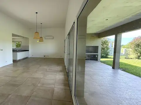 Casa 4 ambientes con 2 baños