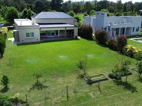 Casa en Alquiler con 4 cocheras