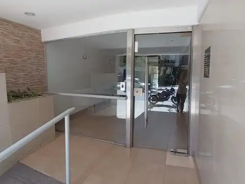 DEPARTAMENTO TRES AMBIENTES CON DEPENDENCIAS, COCHERA Y BAULERA