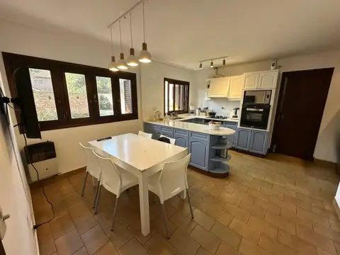 Casa 6 ambientes con 4 baños