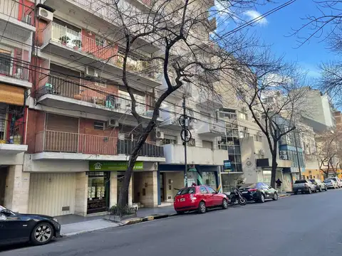 Paraguay al 2900. Excelente zona, 2 amb con cocina independiente y lavadero.