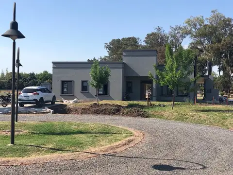 Casa en Venta con 3 cocheras