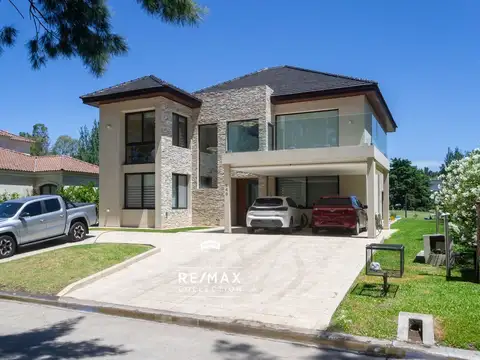 Casa en Venta con 2 cocheras